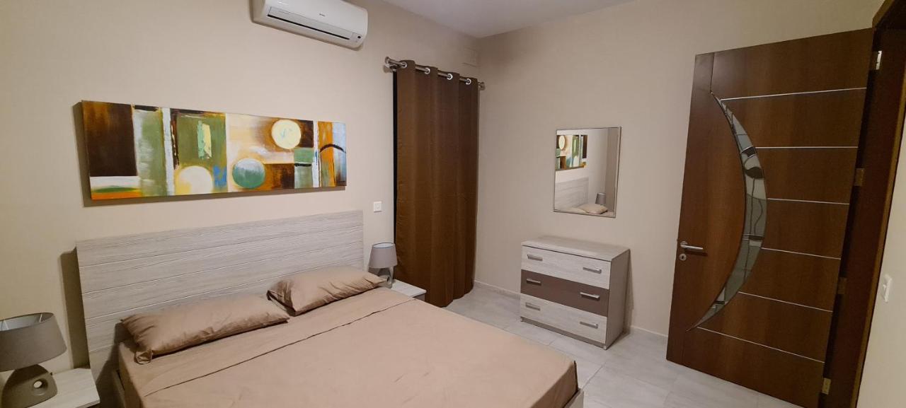 Large Apartment In Marsascala. Sleeps 6 Marsaskala Exteriör bild
